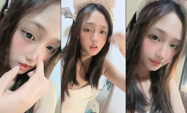 純粋で愛らしい女の子！可愛い妹！無毛のオマンコ、虹色のディルド騎乗位、彼女はかなりのプレーヤーだ！