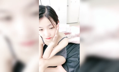 校花下海，首次3P被輪著操，【蒼小妹】，蝴蝶穴遭了大罪了，小嫩妹被插得眉頭緊蹙，又疼又爽（2）