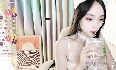 新人，卧槽，好純好漂亮，【KeBao】，剛下海就全部脫光光，呻吟聲太好聽了，白白嫩嫩，把自己爽癱（2）