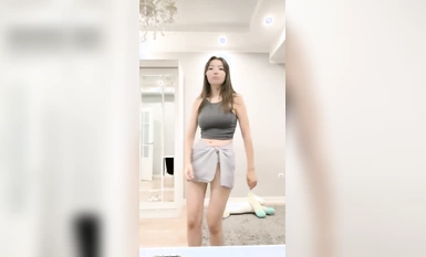 Cô gái đĩ sừng lộ mặt trong chiếc tất đen và bị em trai mình chơi theo nhiều cách khác nhau. Cô ấy thổi kèn cho một con cặc lớn và bóp sâu vào âm hộ của mình. Cô ấy nằm nghiêng và xoa bóp bộ ngực gợi cảm của mình và khiến âm hộ của cô ấy nổ tung. (2)