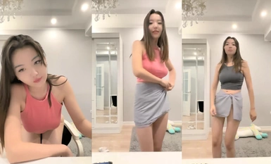 สาวน้อยเงี่ยนโชว์หน้าเธอในถุงน่องสีดำและถูกน้องชายของเธอเล่นด้วยวิธีการต่างๆ เธออมให้ไอ้จ้อนและอมปากของเธอ 2)