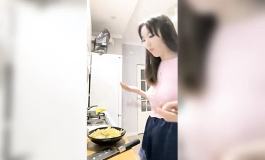 สาวน้อยเงี่ยนโชว์หน้าเธอในถุงน่องสีดำและถูกน้องชายของเธอเล่นด้วยวิธีการต่างๆ เธออมให้ไอ้จ้อนและอมปากของเธอ 5)