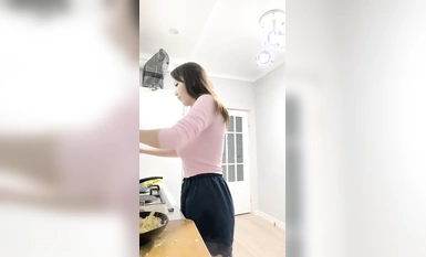 สาวน้อยเงี่ยนโชว์หน้าเธอในถุงน่องสีดำและถูกน้องชายของเธอเล่นด้วยวิธีการต่างๆ เธออมให้ไอ้จ้อนและอมปากของเธอ 5)