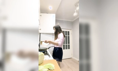 飢渴的騷妹妹黑絲情趣露臉被小哥們各種玩弄，口交大雞巴深喉草嘴，躺著側入揉著騷奶子爆草 (4)