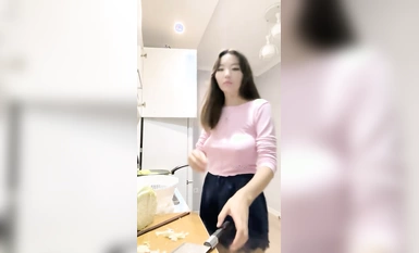 飢渴的騷妹妹黑絲情趣露臉被小哥們各種玩弄，口交大雞巴深喉草嘴，躺著側入揉著騷奶子爆草 (4)