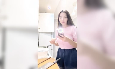 飢渴的騷妹妹黑絲情趣露臉被小哥們各種玩弄，口交大雞巴深喉草嘴，躺著側入揉著騷奶子爆草 (4)