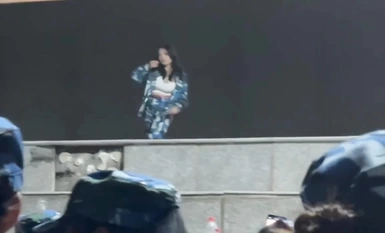 全网爆火！万人疯求！西北民族大学军训女学员表演奶子太大跳舞露出完整版！多角度全网最全版本！