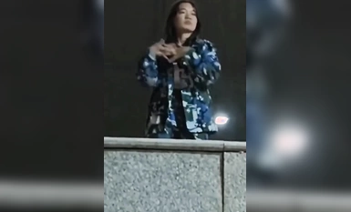 全网爆火！万人疯求！西北民族大学军训女学员表演奶子太大跳舞露出完整版！多角度全网最全版本！