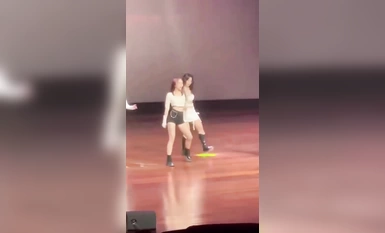 最新大学迎新晚会抹胸露乳继续跳！ 军训风波未平 迎新晚会又起 “新军训” 大大的波来了～