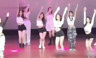 最新大学迎新晚会抹胸露乳继续跳！ 军训风波未平 迎新晚会又起 “新军训” 大大的波来了～