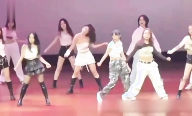 最新大學迎新晚會抹胸露乳繼續跳！軍訓風波未平迎新晚會又起「新軍訓」 大大的波來了～