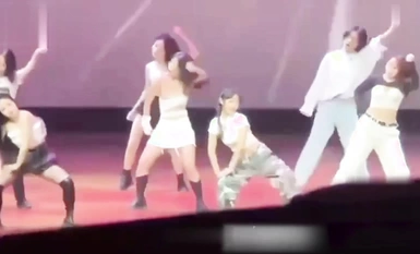 最新大学迎新晚会抹胸露乳继续跳！ 军训风波未平 迎新晚会又起 “新军训” 大大的波来了～