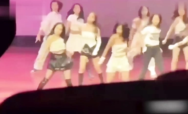 最新大学迎新晚会抹胸露乳继续跳！ 军训风波未平 迎新晚会又起 “新军训” 大大的波来了～