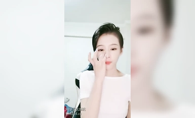 短发酷酷中性小姐姐腰细大长腿，撩起衣服揉捏奶子，张开双腿掰穴特写，玻璃棒黄瓜进进出出抽插