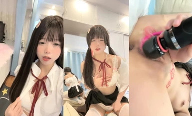 두 번째 귀여운 소녀가 작은 푸딩을 한 입 먹는다(4)