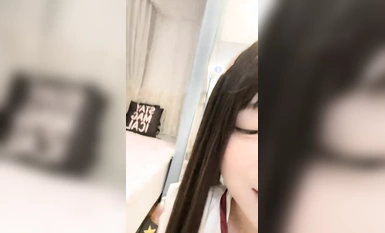 두 번째 귀여운 소녀가 작은 푸딩을 한 입 먹는다(4)