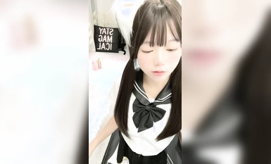 보조 귀엽고 달콤한 소녀 작은 푸딩을 한입 베어 물어요 (1)