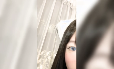 小さなプリンを一口で食べる2番目のカワイイ女の子(6)