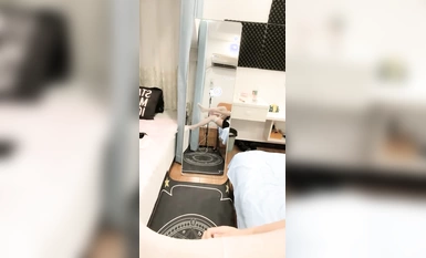 小さなプリンを一口で食べる2番目のカワイイ女の子(6)