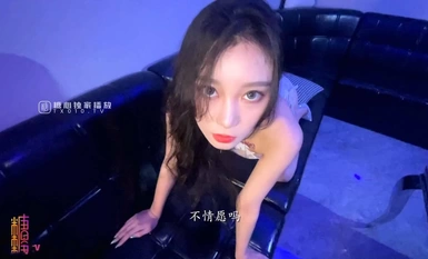 Ang pinakamagaling na maliit na si Reba [Una Yuna], ang p*k ng kanyang kaibigan at kasintahan ay nakikipagtalik sa KTV sa likod ng sofa at umuungol ng maganda sa kanyang titi na tinatamaan ang kanyang may isang ina na bibig para maging juice ang inidoro.