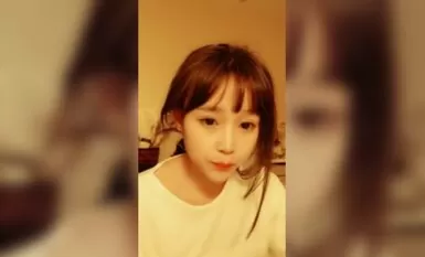 頂級清純卡哇伊萌妹KIKI回歸小秀，嬌小身材腹肌馬甲線，脫下內褲無毛饅頭逼，掰穴特寫手指磨蹭，很是誘惑.