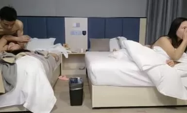 换妻探花周末约一对小夫妻玩玩，交换4P激情，旁边还有个老哥观战，持续输出搞爽了，前后一起插1080p横版