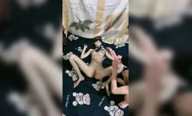 Melatih budak teman wanita, perempuan jalang seksi berstokin hitam, melatih seks oral dengan kata-kata lucah, batang besar menjilat bola, alat peraga lilin yang menitis untuk menembusi faraj, batang besar, semua jenis seks, sungguh mengujakan