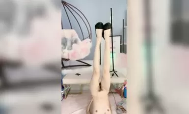 舞蹈系美女下海黃播，透視小肚兜跳傘舞，水蛇腰細長美腿，倒立一字馬，紅色高跟鞋，撓首弄姿誘惑