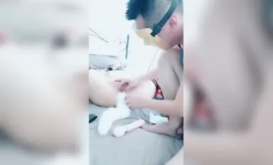 无毛白虎小萝莉被大哥玩弄调教，眼罩骨头丝袜小乳夹给小骚逼安排上，淫声荡语口交大鸡巴，肛塞跳蛋爆草抽插