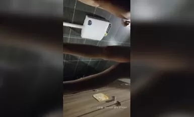 美女主播約男網友網咖見面迫不及待洗手間就開操