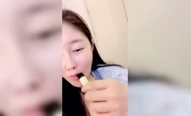 刚播不久素颜美女，首次和炮友秀，特写舔屌口交，主动骑乘扭动小腰，蜜桃美臀套弄，菊花也很粉嫩