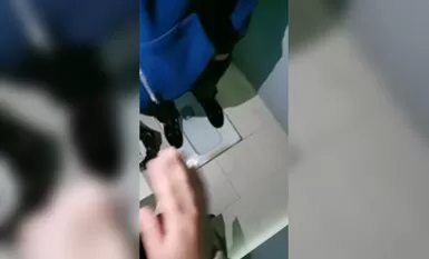 騷逼跑到男公測裡揉奶自慰騷逼勾搭裡面的大哥激情啪啪，露臉口交大雞巴直接按在地上猛草，浪蕩呻吟精彩刺激