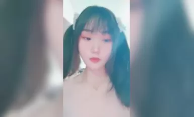 粉嫩無毛白虎美穴，18雙馬尾卡哇伊萌妹，單腳白絲玻璃猛插，廁所灌腸噴射，假屌快速爆插小穴，極品美臀誘人