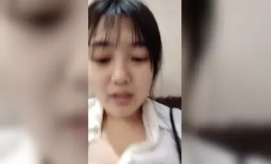 新來的清純妹勾引閨蜜一起大秀直播，全程露臉無美顏濾鏡大秀，揉捏騷奶子道具抽插騷穴，讓閨蜜玩逼水好多