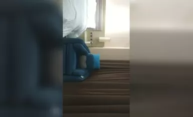 "Menggunakan Penetrasi" Saya membuat temu janji dengan seorang wanita muda dengan cetakan harimau yang sangat pandai memancut katil semua basah.