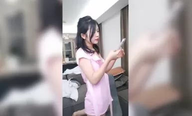 Gadis comel berpakaian seragam merah jambu itu berbaring dan menyuap kemaluan teman lelakinya. Saya tidak menyangka bahawa dia masih muda.