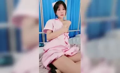小护士上夜班，深夜逼样难耐道具自慰骚穴揉捏骚奶子，全程露脸给病床上的大哥口交，主动上位草大哥精彩刺激