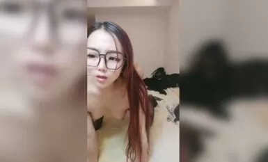 黑絲露臉小甜心激情大秀啪啪，給小哥口交大雞巴，清純的顏值風騷的表情配合小哥的各種抽插，浪叫呻吟刺激