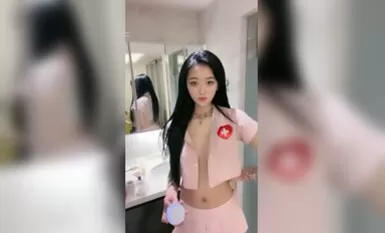 꽃 팔 문신 절정의 아름다운 가슴 붉은 입술 미스, 머리를 긁는 욕실, M 다리 진동기 삽입 슈퍼 부드러운 핑크 구멍, 펌핑 물소리의 안팎, 즐거움의 표현!