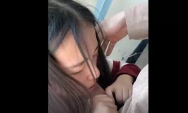 Cặp đôi rò rỉ, bạn trai ngực to, nữ sinh viên nổ tung, nước ép chảy ra từ miệng bạn gái, cô ấy sexy quá, tinh dịch có một chút trên đầu dương vật, nhà vệ sinh của bạn gái