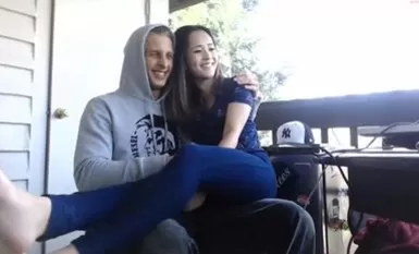 在陽台上被老外男友爆插的美女留學生身材很嬌小真擔心能否扛的住老外的大雞巴