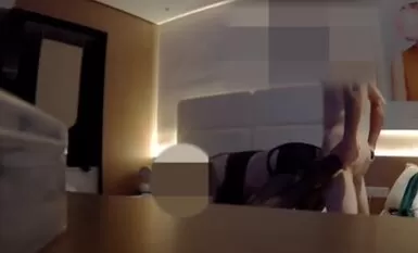 Bậc thầy móc nối nổi tiếng "91 Kan Ge" đã có mối quan hệ toàn quốc với "Em gái hoàng gia Hợp Phì" vào năm 1999. Cô ấy bùng nổ trong chiếc tất đen và mông to, nói chuyện tục tĩu và đụ cô ấy ở phiên bản gốc HD 1080P không có hình mờ.