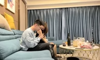 帥哥酒吧釣了個顏值超高的御姐，帶回飯店灌酒讓她喝多了，趁機上