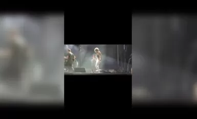 美知名搖滾樂團女主唱「烏莉斯塔」演唱現場當眾脫褲「尿臉」男粉絲高清720P原版無浮水印