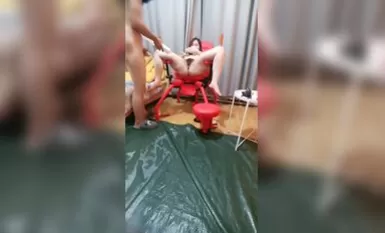 八爪椅上的騷貨讓大哥調教，淫聲蕩語擴陰器撐開騷穴玩弄，肛塞拉珠玩弄菊花，灌腸噴水爆草抽插浪叫爆菊花