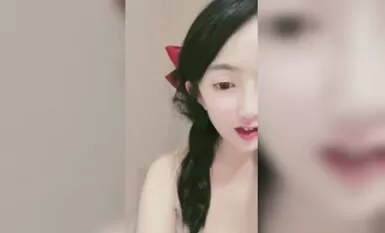 清纯超甜学生妹刚下海，顶级翘臀拨开丁字裤假屌爆，说话嗲嗲淫语骚话，喜欢吃老公的JB，掰开紧致嫩穴猛捅抽插