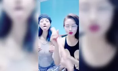 媽媽調教女兒全程露臉情趣誘惑，媽媽很騷女兒很美，雙頭道具插入無毛騷逼浪蕩呻吟，精彩刺激不斷不要錯過