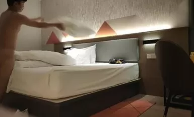 ตอนดึก ฉันนัดกับผู้หญิงที่เป็นผู้ใหญ่แล้ว เธอสวมถุงน่องสีดำและคุกเข่าเพื่อออรัลเซ็กส์ บริการ.