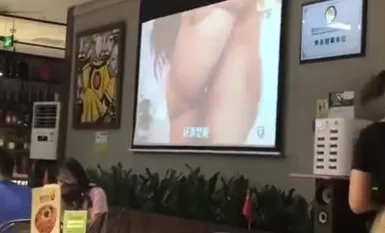這家飯店NB啊餐廳大螢幕公然播放啪啪影片男女老幼生意還不錯