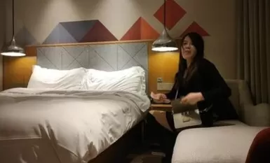 黒ブーツのパッケージヒップスカートライト熟女について、現金払いこすり穴が小さな口に破裂し、コックお尻オーラルセックス、乗りステーキング情熱的な激しいファック、ファックああああストレート絶叫